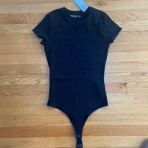 NWT Abercrombie Black Ribbed crew neck, short sleeved body suit - Medium